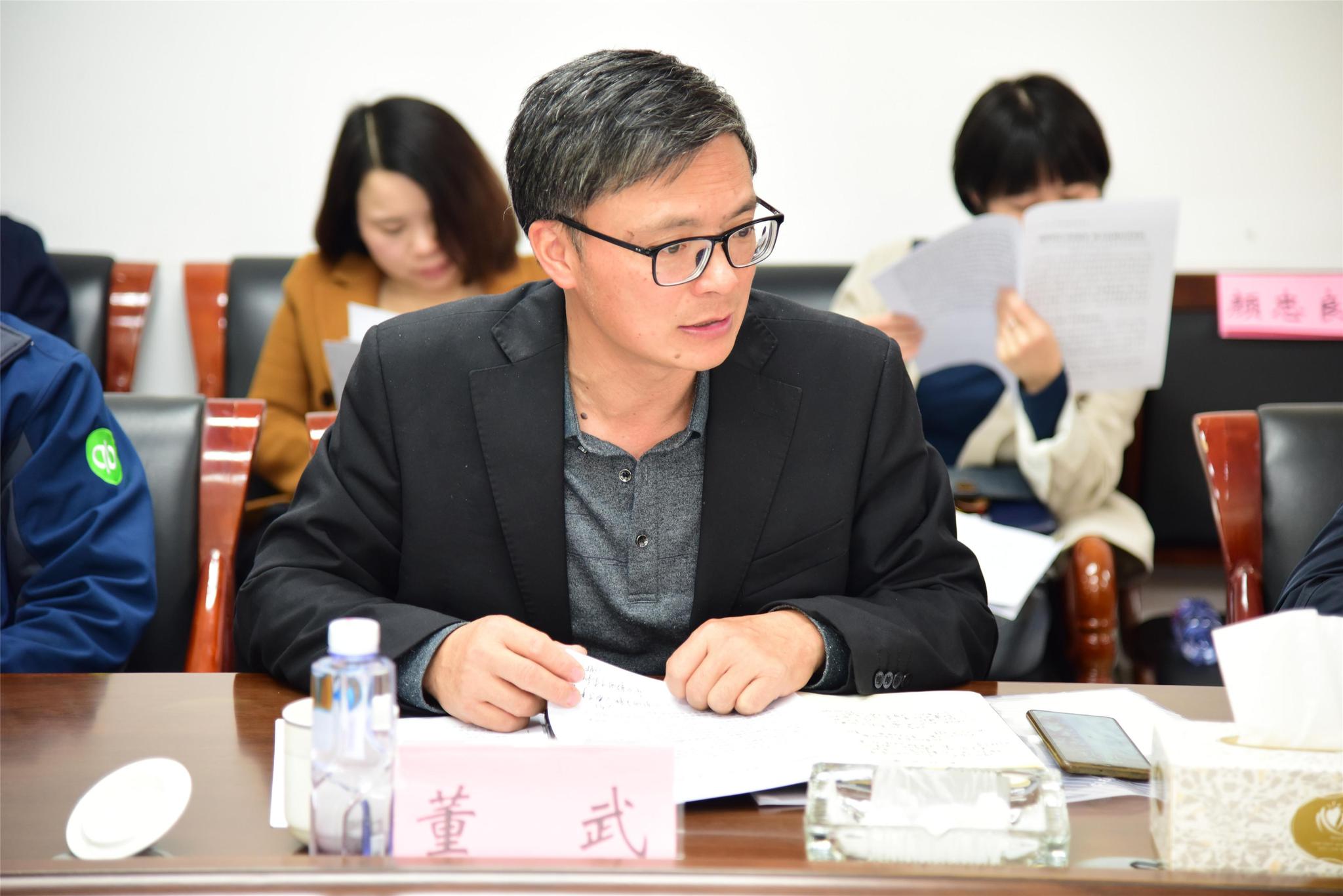 随后,代表们参加座谈会,通过观看专题介绍片和院党组成员,副院长董武