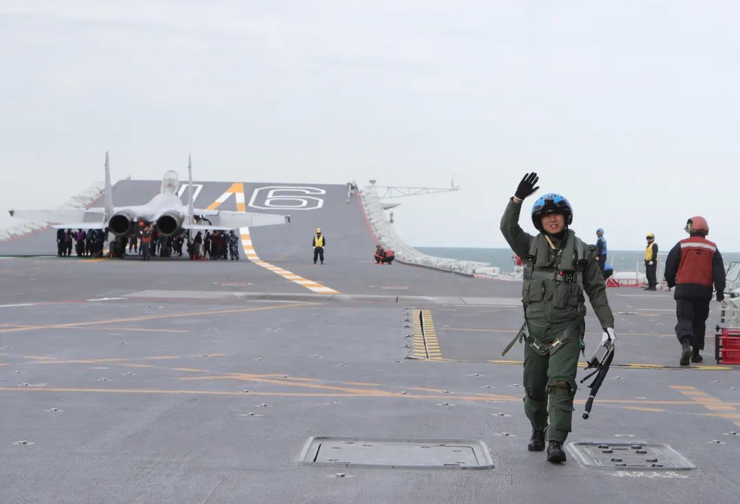图集海军首批生长模式舰载战斗机飞行员成功着舰