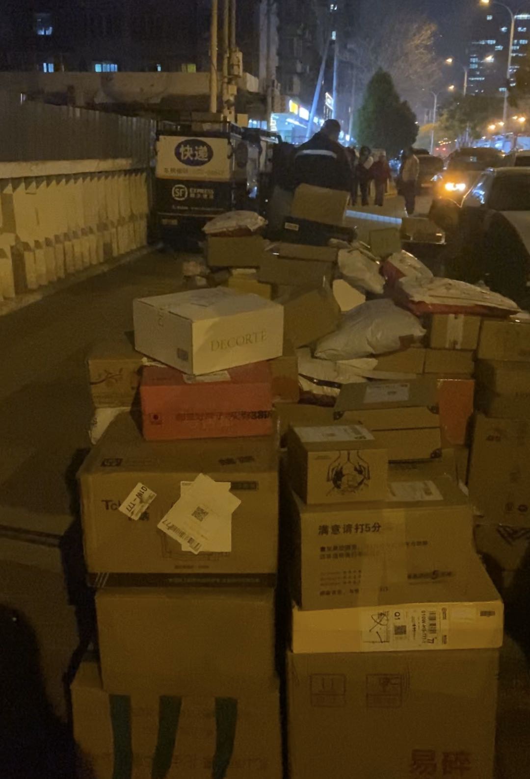 半夜十一点敲门送货、电表箱签收 双11提前令物流措手不及