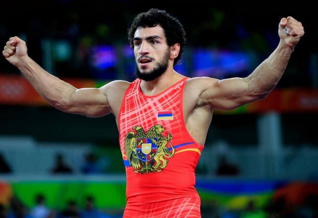 会上的希腊罗马式摔跤比赛中进入决赛,但最终输给了一名塞尔维亚选手