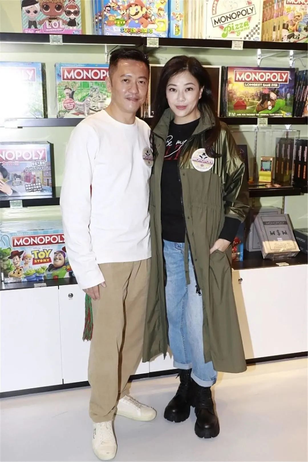 老婆穿风衣简约干练,容貌天生丽质好迷人|刘小慧|苏志威_新浪新闻