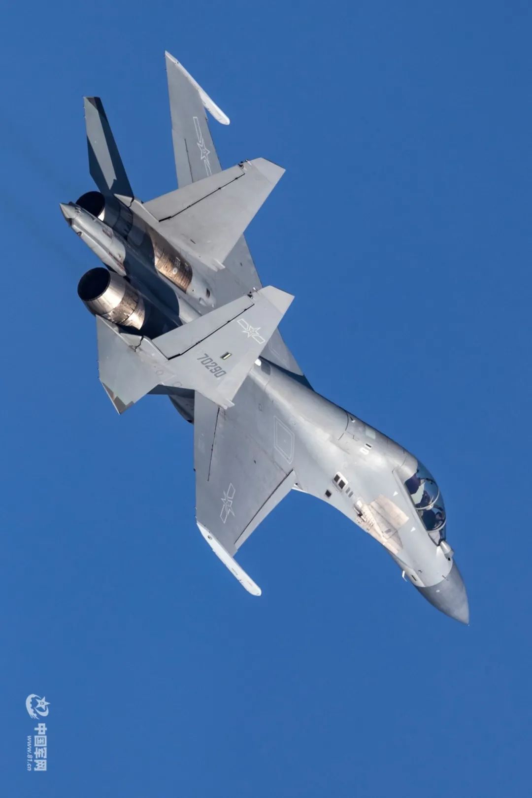 视频歼16战机海湾超低空掠海飞行