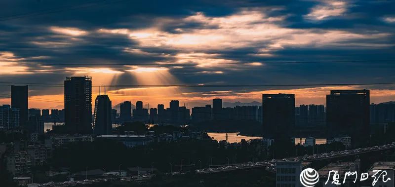 超美！厦门天空出现丁达尔效应，光有了形状！你看到了吗？休闲区蓝鸢梦想 - Www.slyday.coM