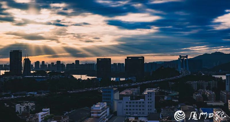 超美！厦门天空出现丁达尔效应，光有了形状！你看到了吗？休闲区蓝鸢梦想 - Www.slyday.coM