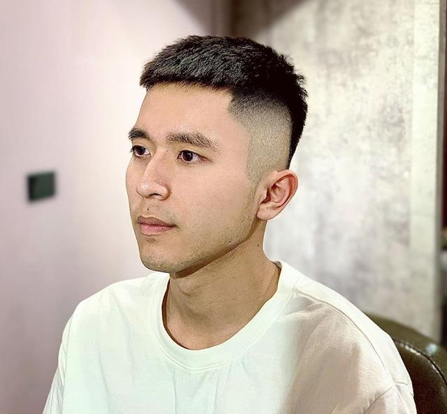 冻得瑟瑟发抖,所以去理发店的时候,可以让理发师帮你把头发剪得短一些