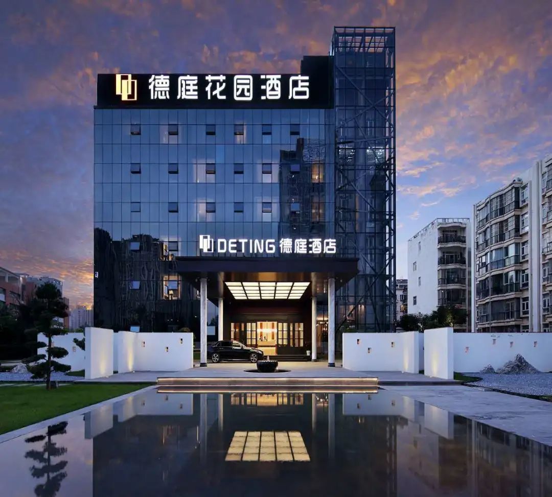 德庭花园酒店作为昆明首家庭院式城市花园酒店,始终秉承大度经营,服务