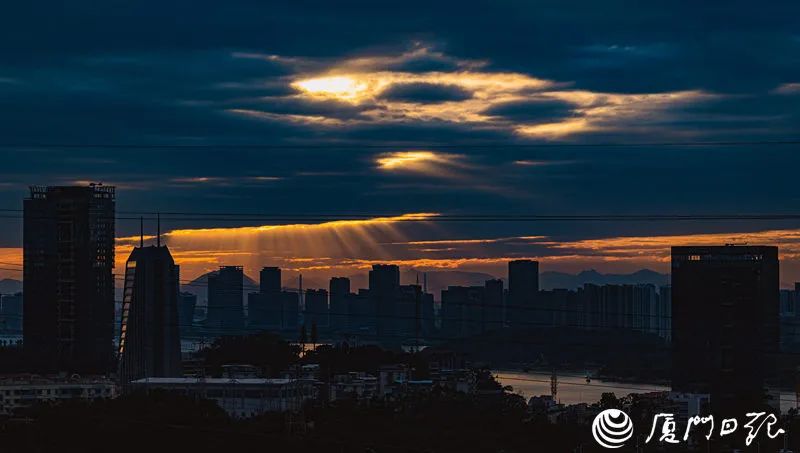 超美！厦门天空出现丁达尔效应，光有了形状！你看到了吗？休闲区蓝鸢梦想 - Www.slyday.coM