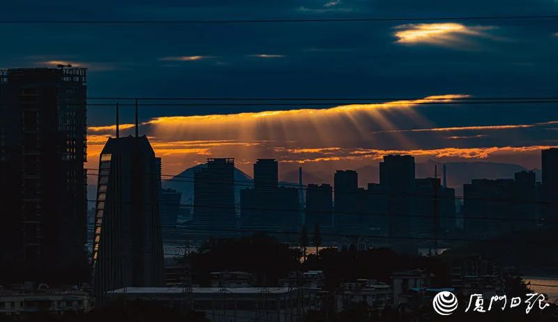 超美！厦门天空出现丁达尔效应，光有了形状！你看到了吗？休闲区蓝鸢梦想 - Www.slyday.coM