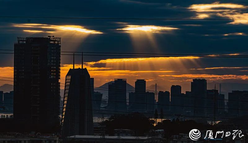 超美！厦门天空出现丁达尔效应，光有了形状！你看到了吗？休闲区蓝鸢梦想 - Www.slyday.coM