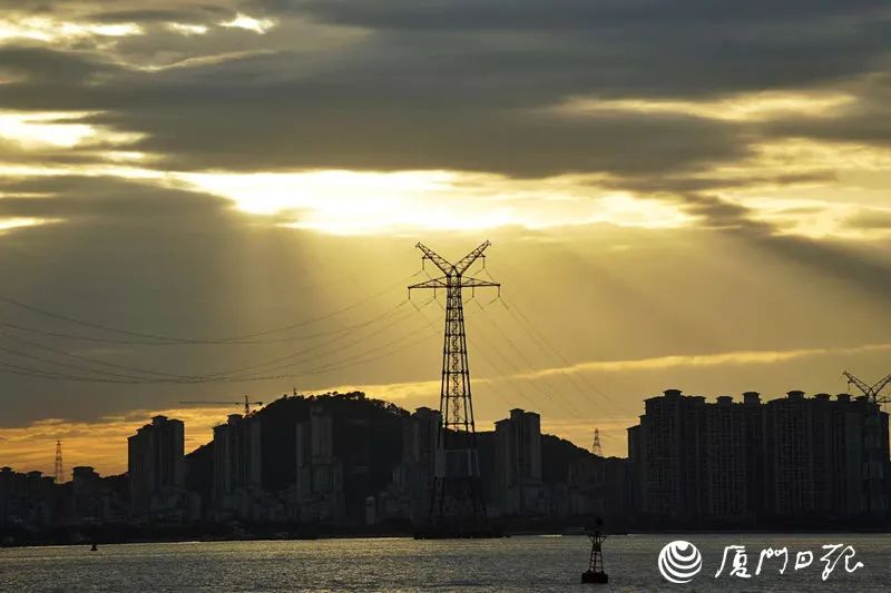超美！厦门天空出现丁达尔效应，光有了形状！你看到了吗？休闲区蓝鸢梦想 - Www.slyday.coM