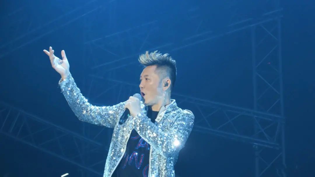 苏志威夫妻同框真恩爱老婆穿风衣简约干练容貌天生丽质好迷人