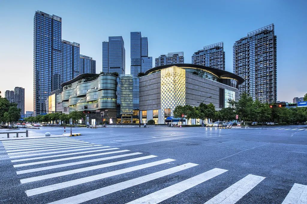 早已不再繁盛,人们更喜欢去的是万达广场或大悦城这样的"商业综合体"