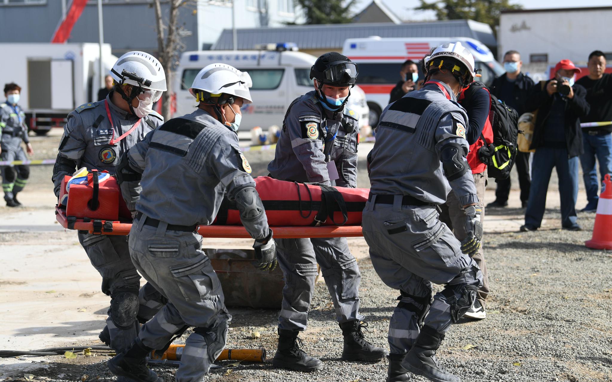 来自全国各地的专业救援人员,在现场进行救援技能的演示.