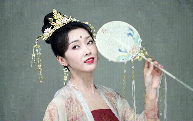 《梦醒长安》定妆照,成毅红色古装好惊艳,张予曦是古风美人吧?