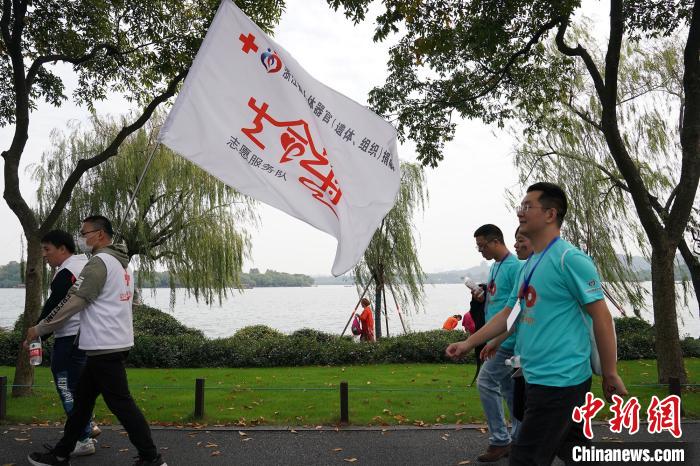 志愿者环绕西湖"毅行"10公里. 中新网记者 苏丹 摄
