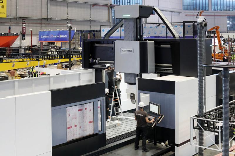 尼古拉斯克雷亚集团常驻中国工程师正在调试五轴铣头 图自上观新闻