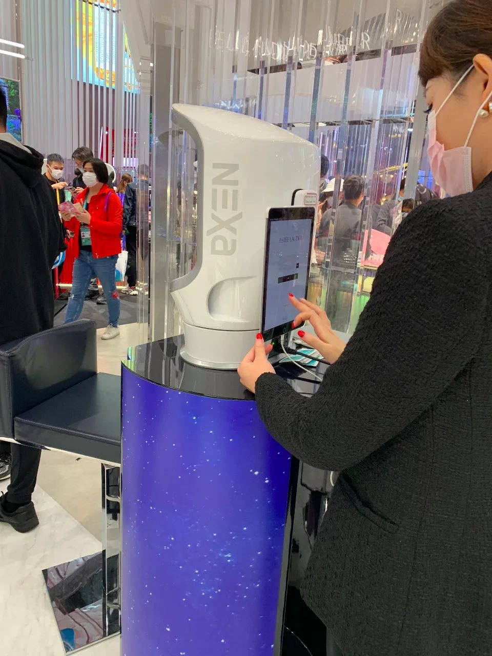 雅诗兰黛专家级肌肤诊断仪 王敏杰摄