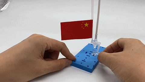 旗杆先是利用定滑轮可以改变用力的方向的原理,使升旗线一边上一边下