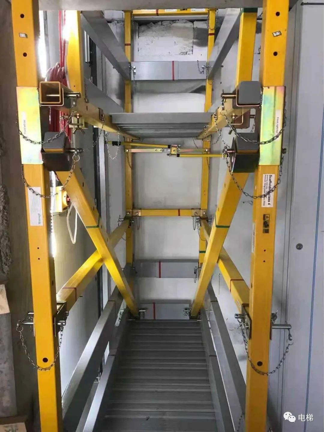 实拍电梯无脚手架安装吊钩拉力测试认证