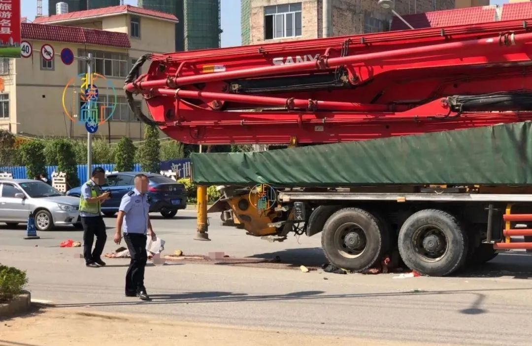 碧桂园路段,2人被大货车碾成肉饼!