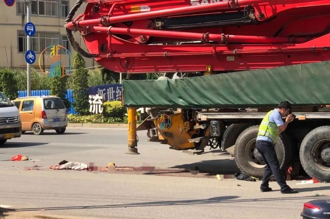 碧桂园路段,2人被大货车碾成肉饼!