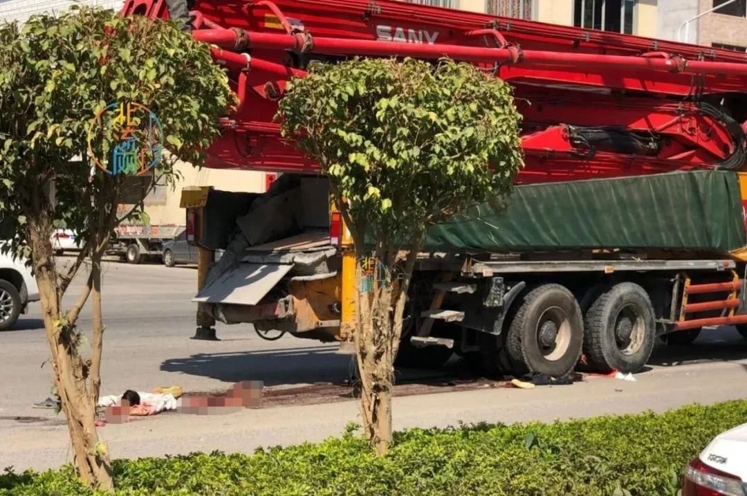 碧桂园路段,2人被大货车碾成肉饼!