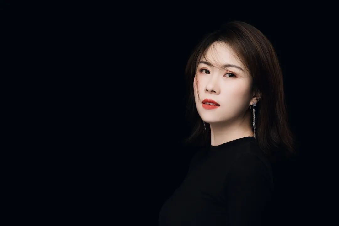 这个记者节,我们把镜头留给帮女郎和她们背后的男人