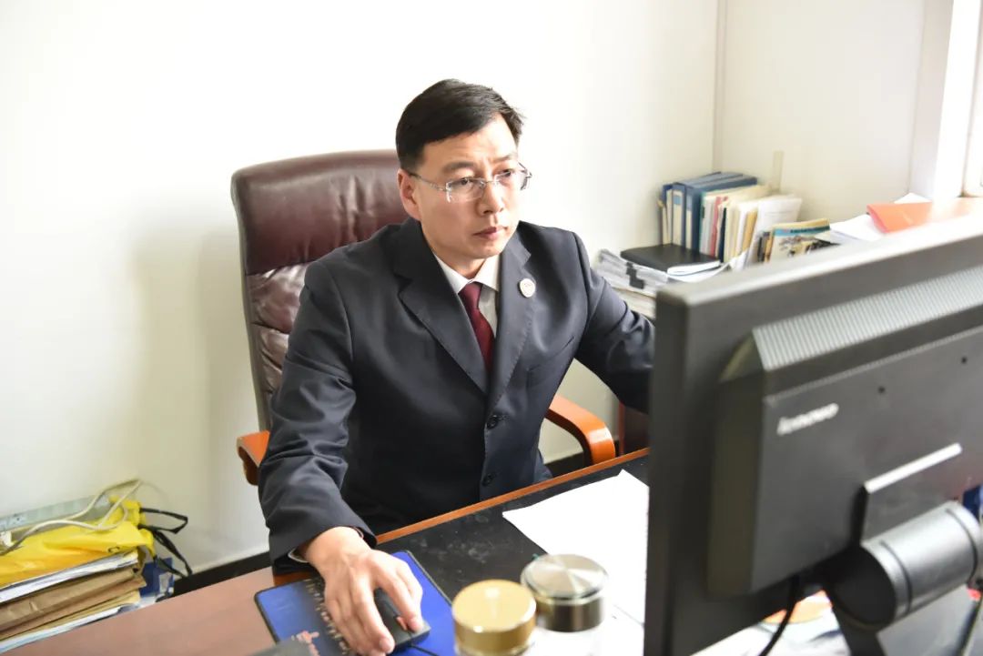 圈内股神真实身份曝光原是公务人员挪公款潜逃12年