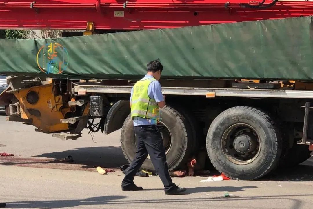 碧桂园路段,2人被大货车碾成肉饼!