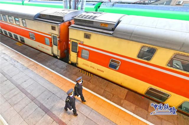 橙色双层火车来了|列车|橙色|车厢_新浪新闻