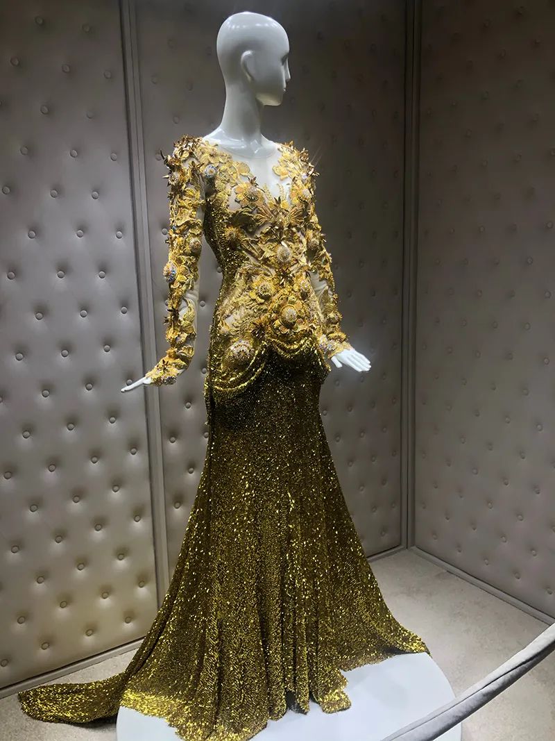  迪丽热巴金鹰女神礼服裙。澎湃新闻资深记者李菁 图
