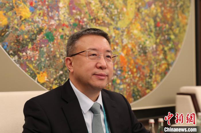     中国国际进口博览会于此间举行，中国对外承包工程商会会长房秋晨在接受中新网记者专访时称，目前，中国已成为名副其实的国际基建大国，并正逐步迈入国际基建强国之列。　夏宾　摄