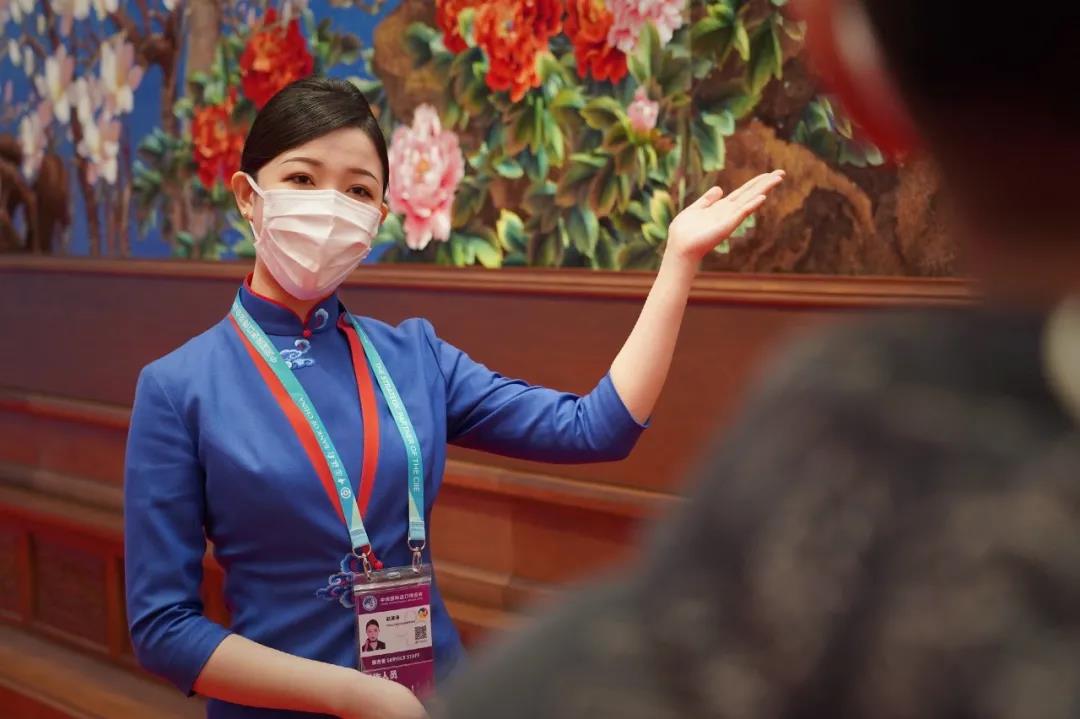 进博会上,8名东航凌燕乘务员组成"会议中心讲解队伍"|东航|国家会议