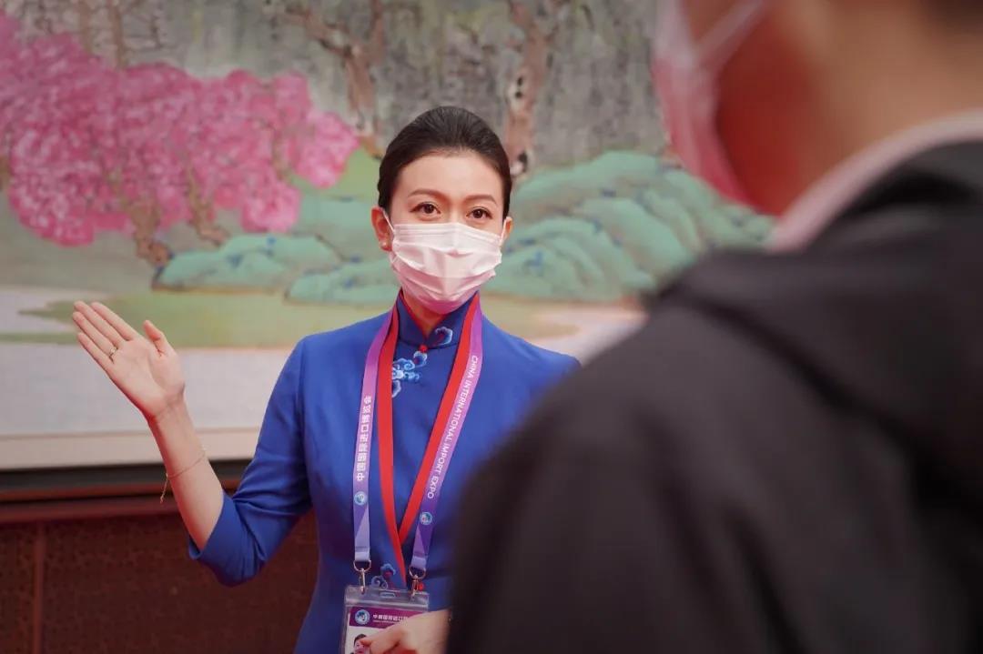 进博会上,8名东航凌燕乘务员组成"会议中心讲解队伍"|东航|国家会议