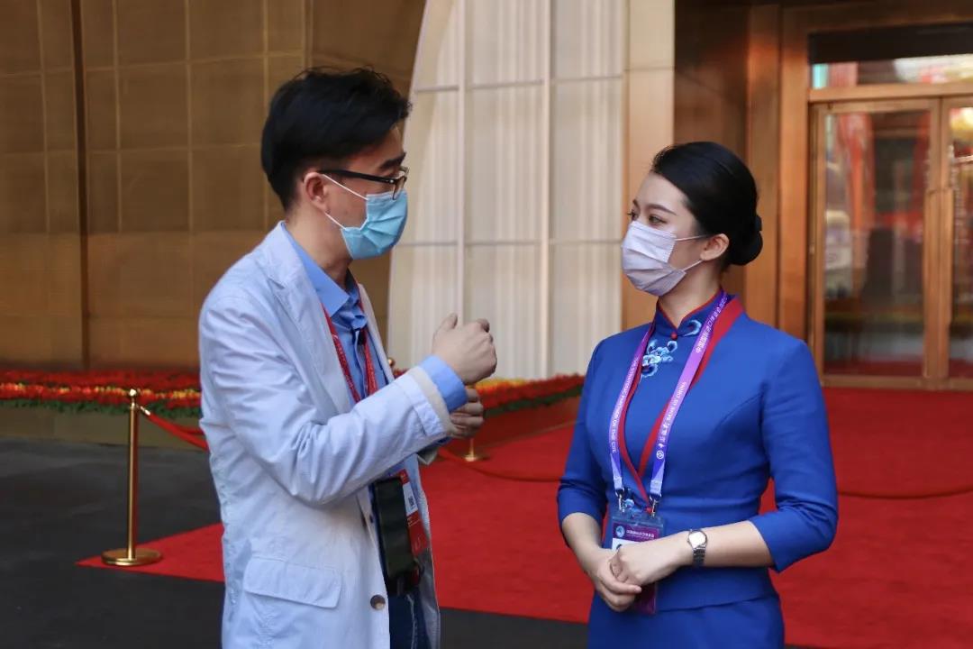 进博会上,8名东航凌燕乘务员组成"会议中心讲解队伍