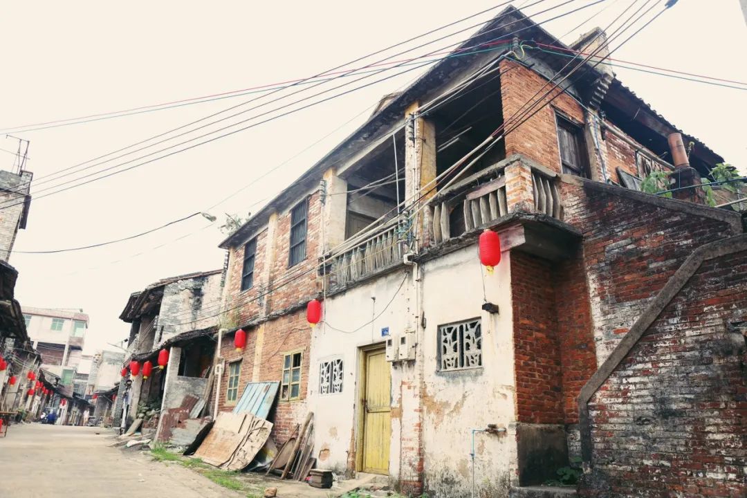 经营杂货铺,五金店,月饼铺……对于老建筑的保存相当完整有这样一条白