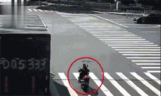 ▲由大货车右侧盲区引发的事故