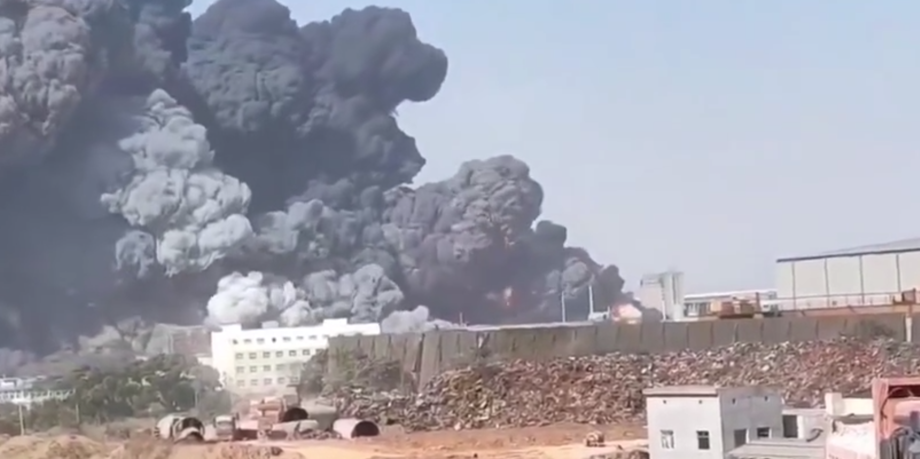 浙江衢州中天氟硅公司起火冒冲天烟柱 官方：未发生氢氟酸泄漏