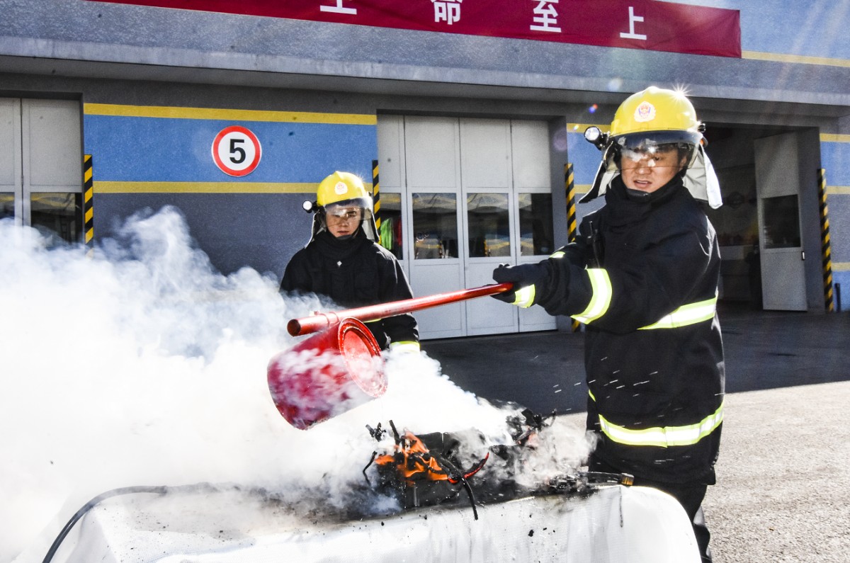 公交司机又变身救火队员了！这次是消防技能大比武|火灾_新浪新闻