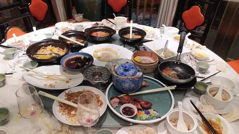 南山区海岸城陶陶居酒楼内的一桌剩菜.