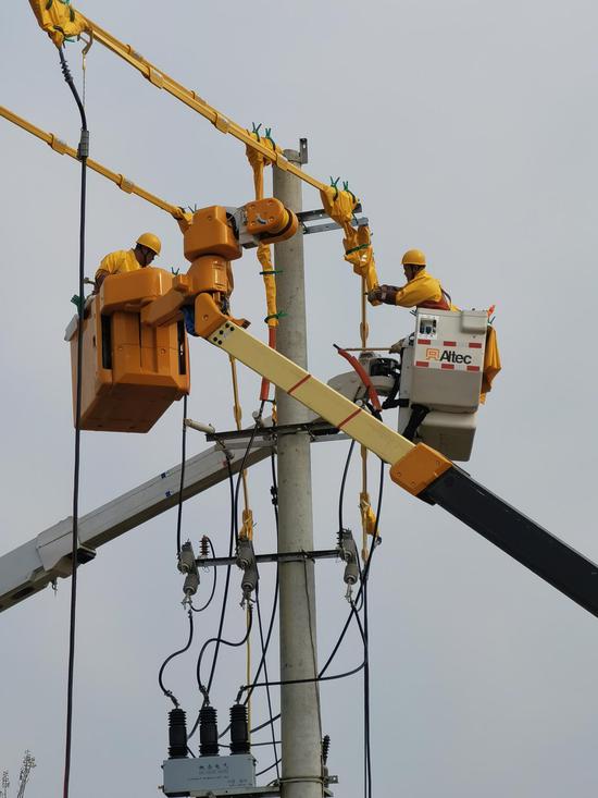 旁路带电作业现场.方译 摄