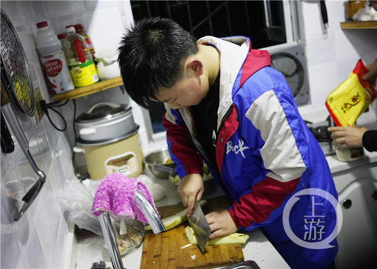 还记得10年前扛起幸福的棒棒父子吗那个小男孩获评最美孝心少年