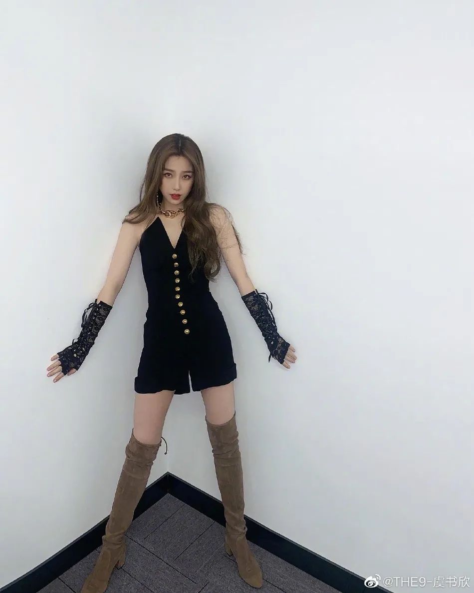 美女虞书欣深v秀香肩大美腿雪肤娇嫩性感魅力让人惊叹