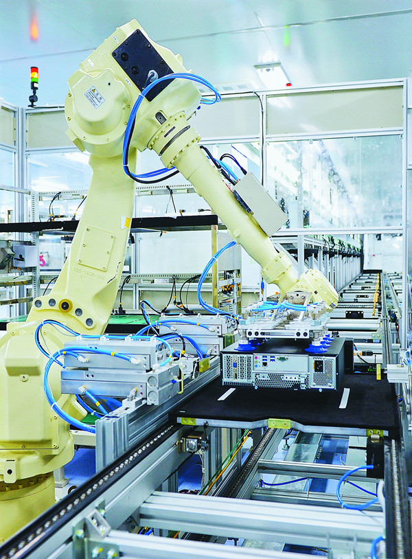 在中国长城(黑龙江)网信事业配套保障体系项目的智能制造车间内,大批