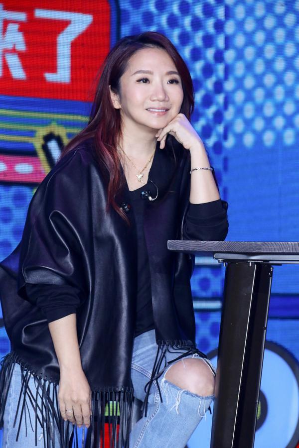 51岁陶晶莹穿皮衣加破洞裤超时髦 一头紫发现场开嗓燃炸全场