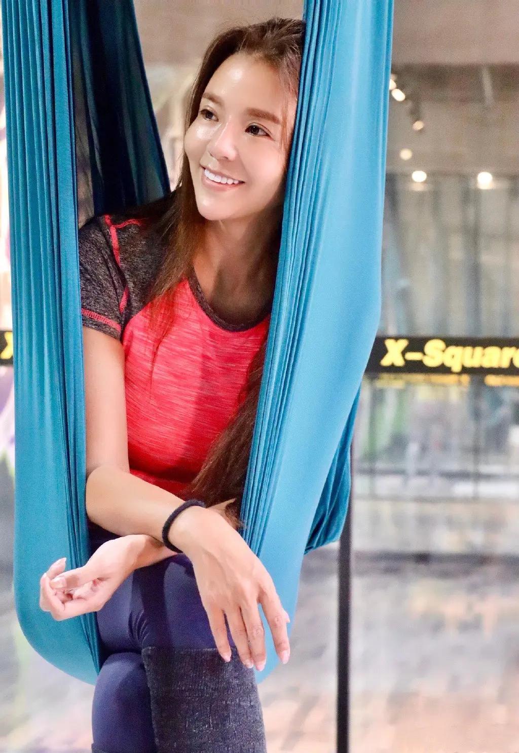 47岁朱迅素颜做空中瑜伽,轻松秀高难度一字马,蚂蚁腰抢镜|鲁昕儿|朱迅