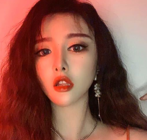 艺人沈佳欣质问钟南山引众怒,后在海外账号喊冤,后续来了