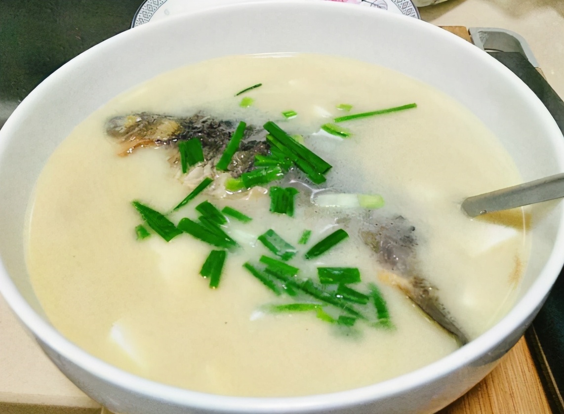 做鲫鱼汤用开水还是凉水做好3点鱼汤更鲜更浓白无腥味