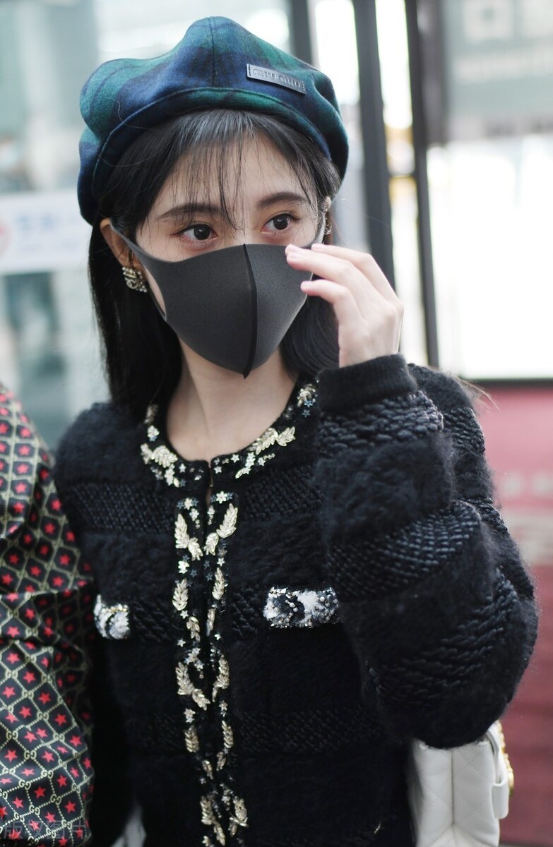 鞠婧祎面带口罩和贝雷帽,精致女孩子.