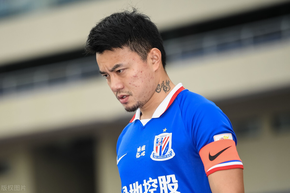 曹赟定又犯老毛病了!怒骂裁判 红牌停赛,申花生死战要悬了!